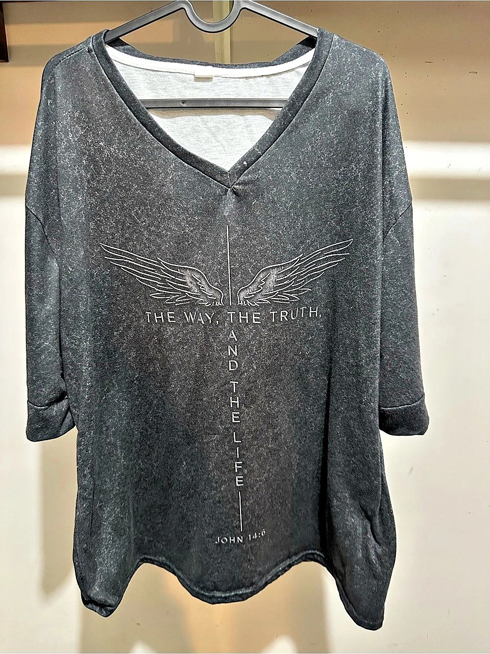 Men’s V-Neck Graphic Size XL Like New